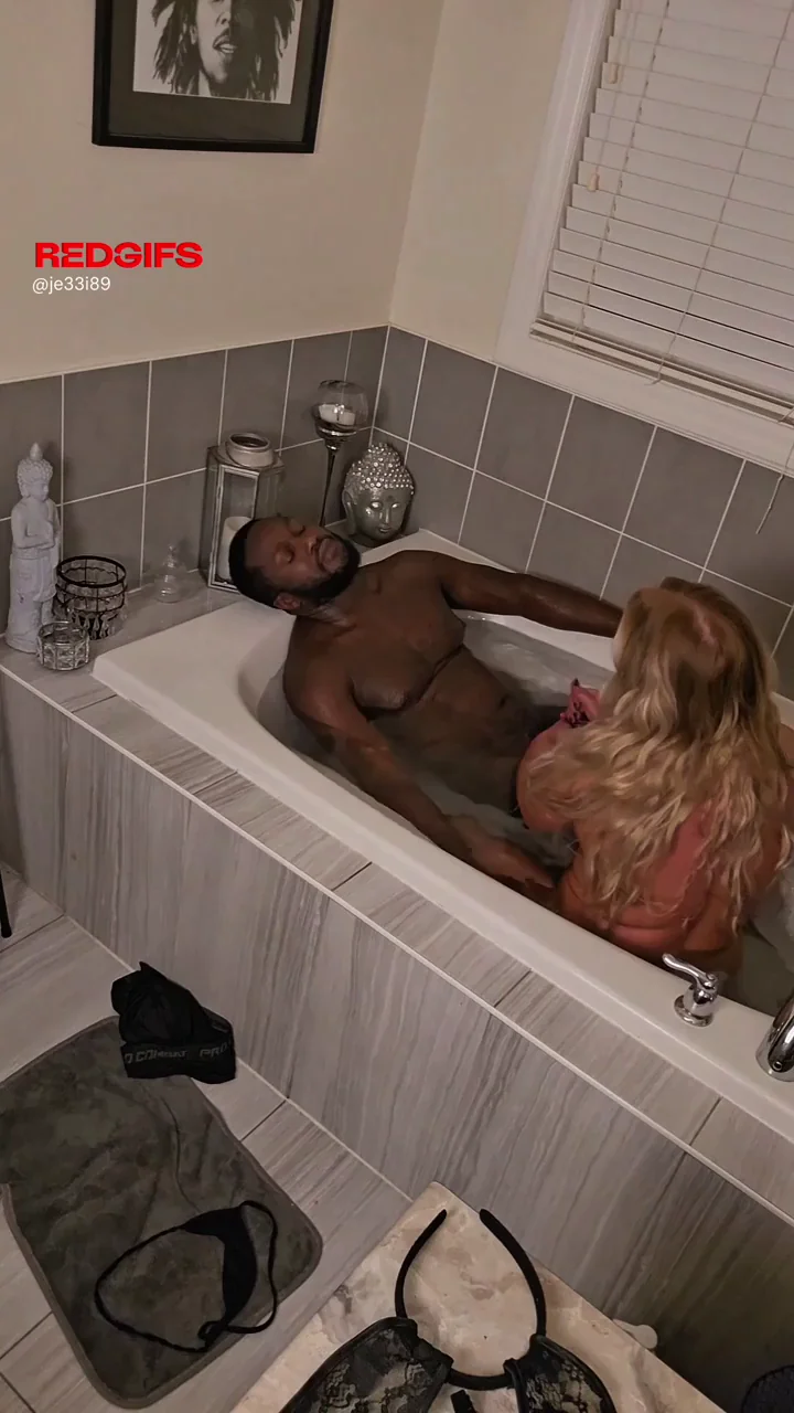 When a relaxing time in the tub turns into a complete fuck fest