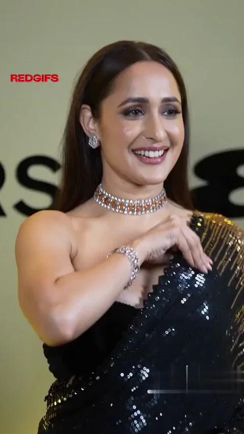 Pragya Jaiswal's Sexy Saree Tit Tease 🔥🍒