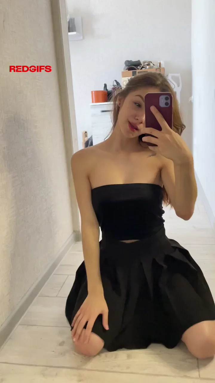 Cute Teen's Naughty Upskirt Panties Tease