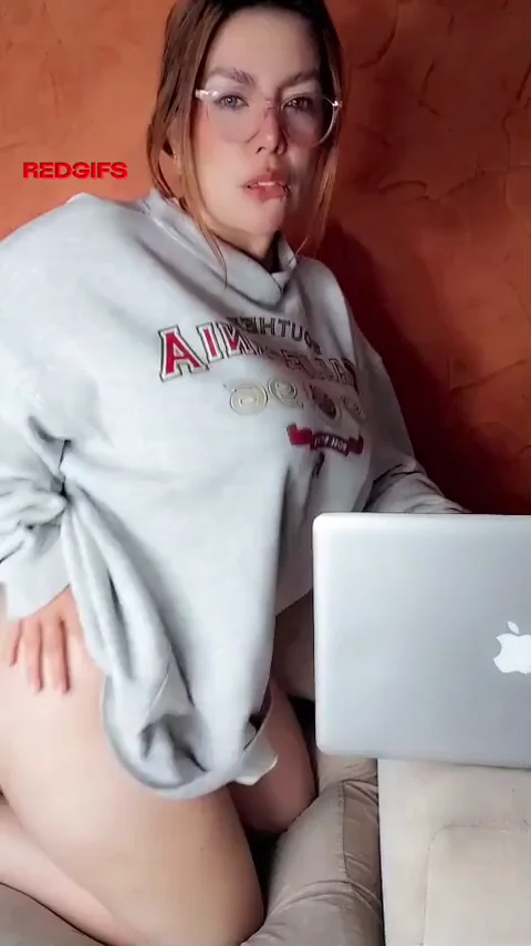 Mommy's Juicy Surprise Down Below 👇🏻🍑🤫💦