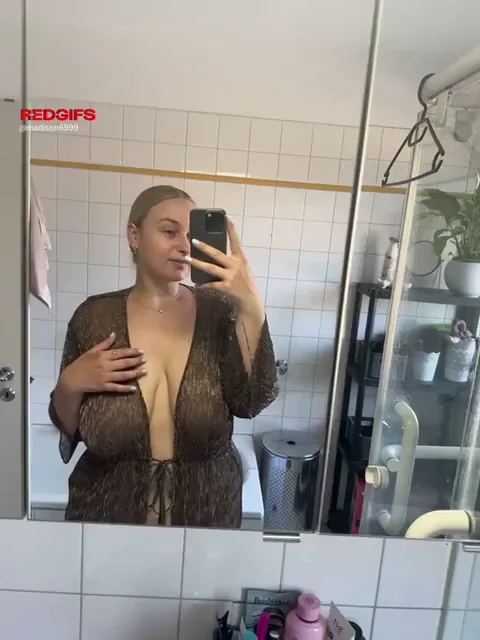 Thick Babe Owns Her Curves & Massive Tits in Steamy Mirror Tease 💦🍑