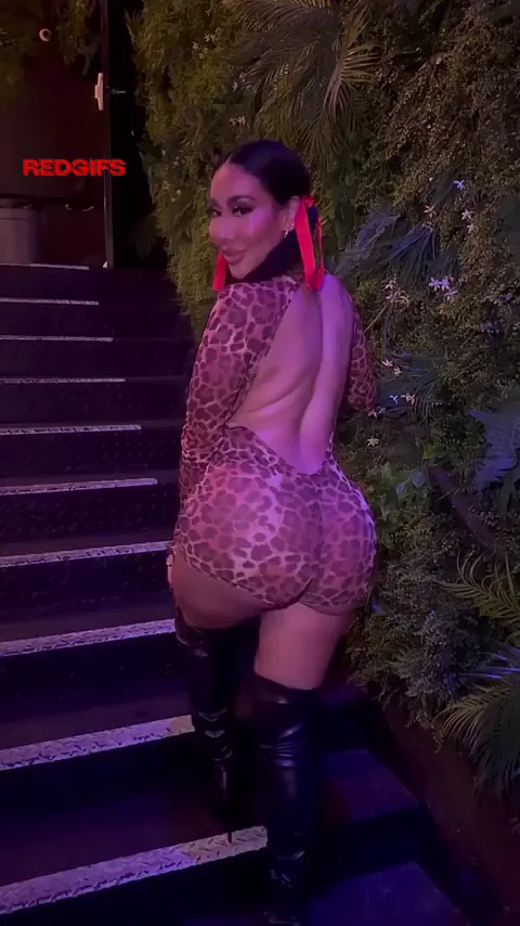 Craving This Cougar's Massive Booty 🍑🔥