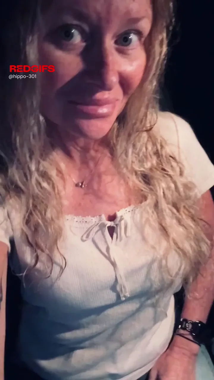 Morning Tease: Busty MILF Flashes Her Juicy Tits Before Breakfast