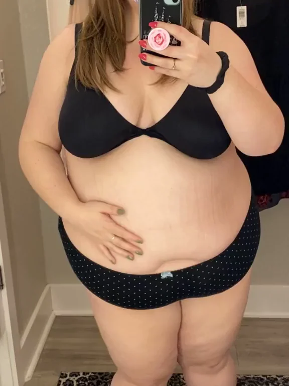 Thick Babe's Teasing Bikini Mirror Flex: Distraction Delivered