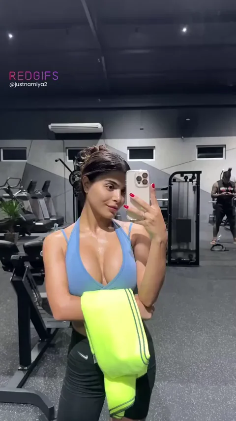 💦 Sweaty Persian Slut Flashing Her Juicy Tits at the Gym 🏋️‍♀️