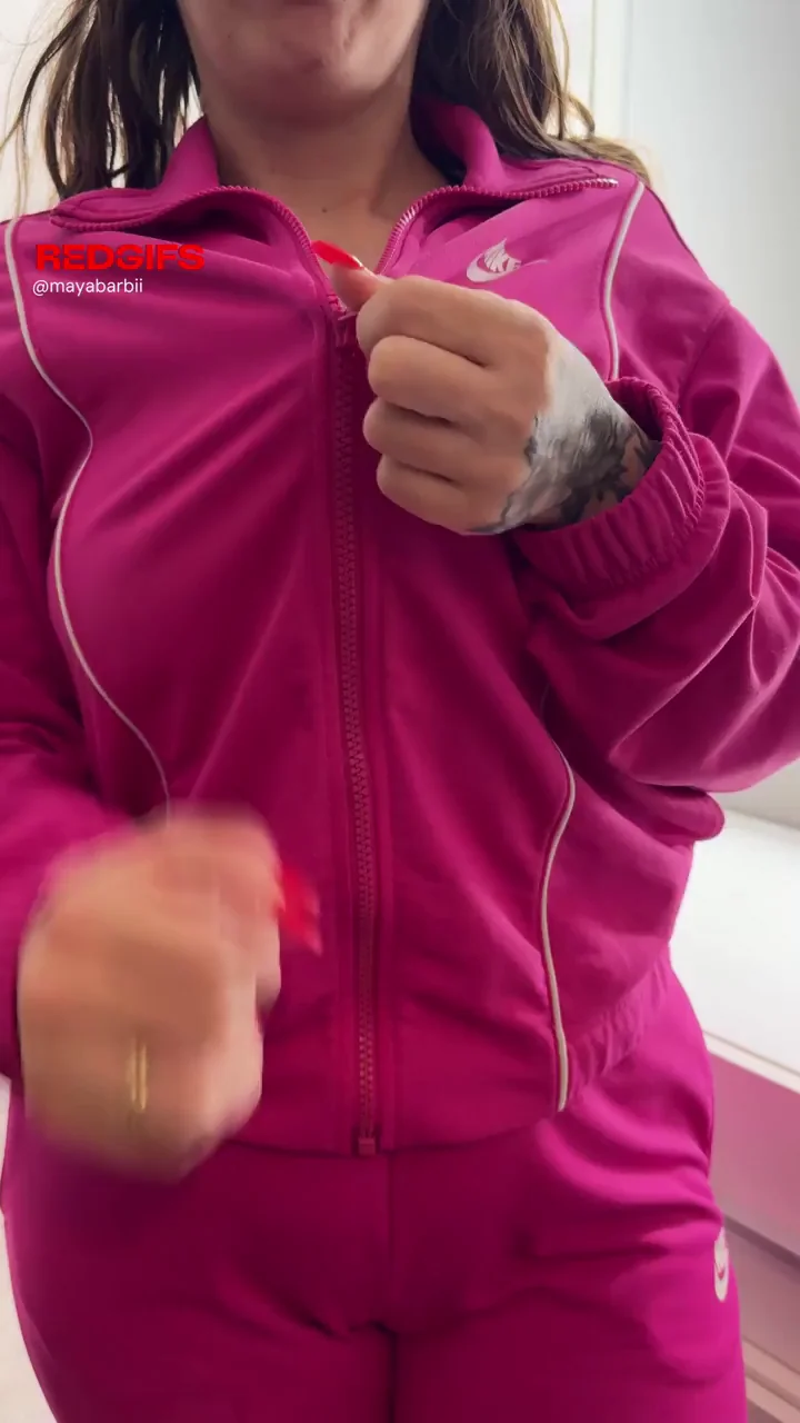 Busty Bombshell Unzips Tracksuit Tease – Naturals That Slay!