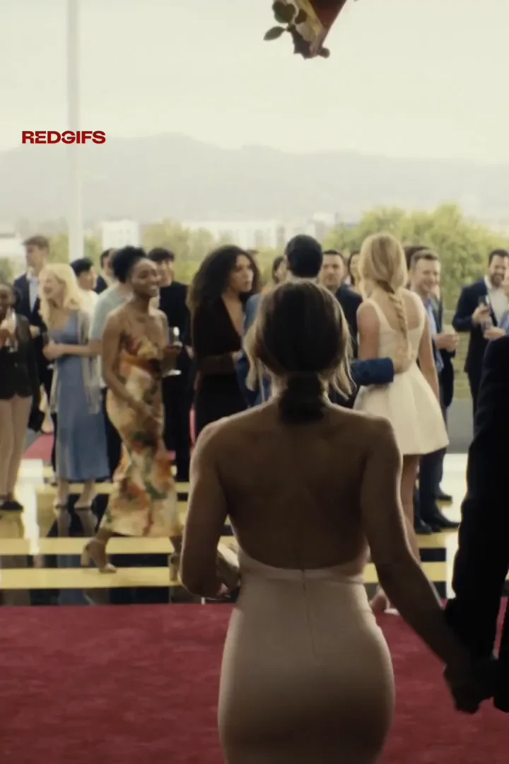 🔥 Kristen Bell's Juicy Celebrity Ass Strut on Red Carpet 💋🍑