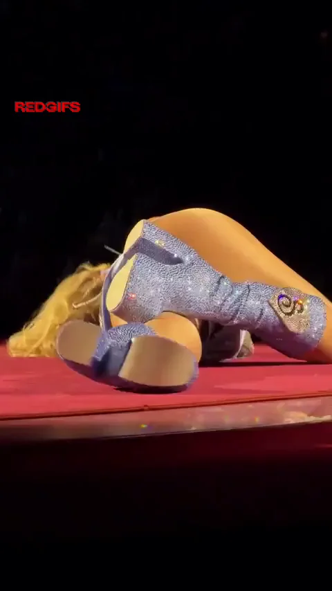 Sabrina Carpenter's PAWG Booty Twerk Tease on Stage