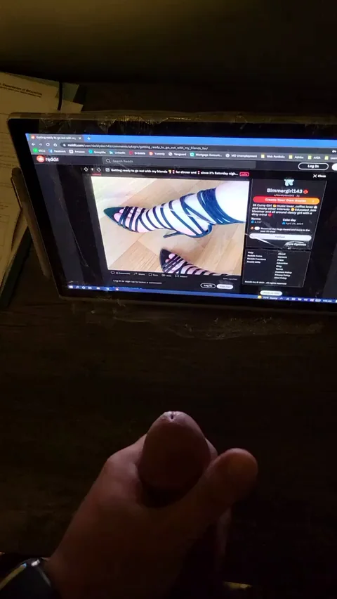 Can't resist a pretty pair of feet 😳