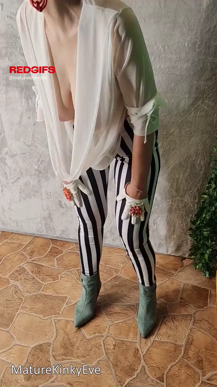 Bolder Neckline Tease: MILF's Saggy Tits Spill Out 😈👅
