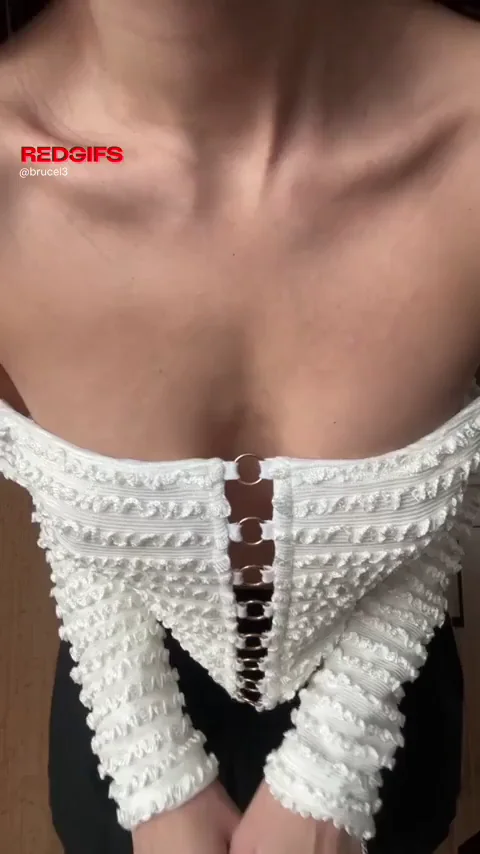 Bra-Free Teen Teases Massive Tits in Low-Cut Top