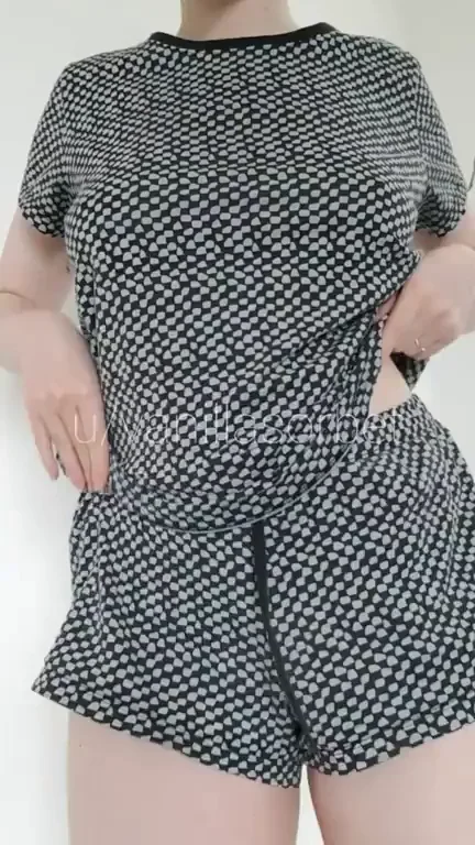 Bigtiddygothgf's Epic Tit Drop Tease in Spotted Shorts