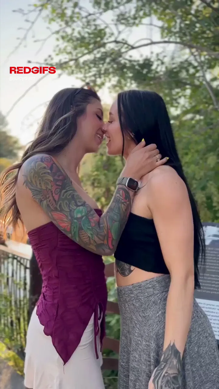 🔥 Tattooed Babes' Steamy Park Kiss 💋🌳