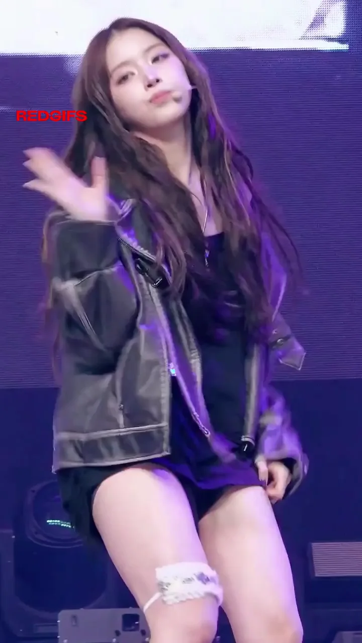 NMIXX Jiwoo: Slender Leg Queen Teasing in Tiny Shorts