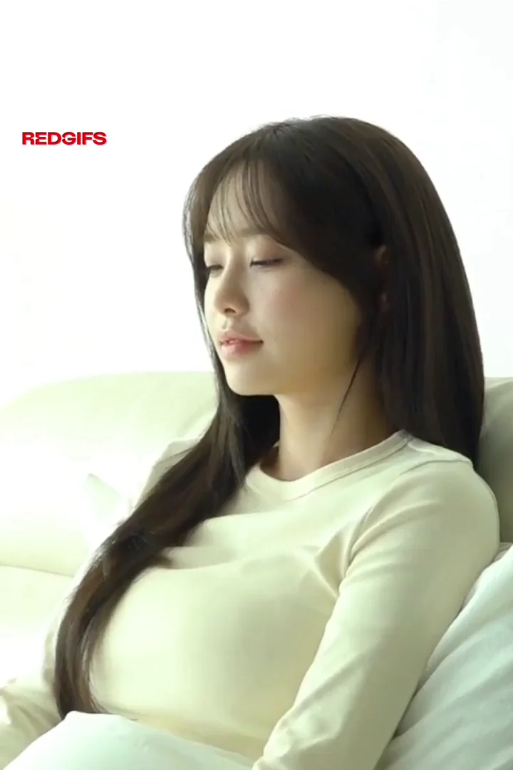 Chuu's Busty K-Pop Tease 😍🍒