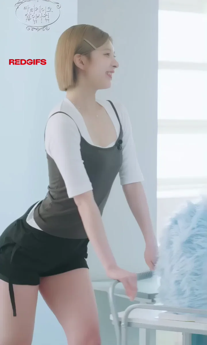 NMIXX Bae's Slutty Ass Tease in Tiny Shorts