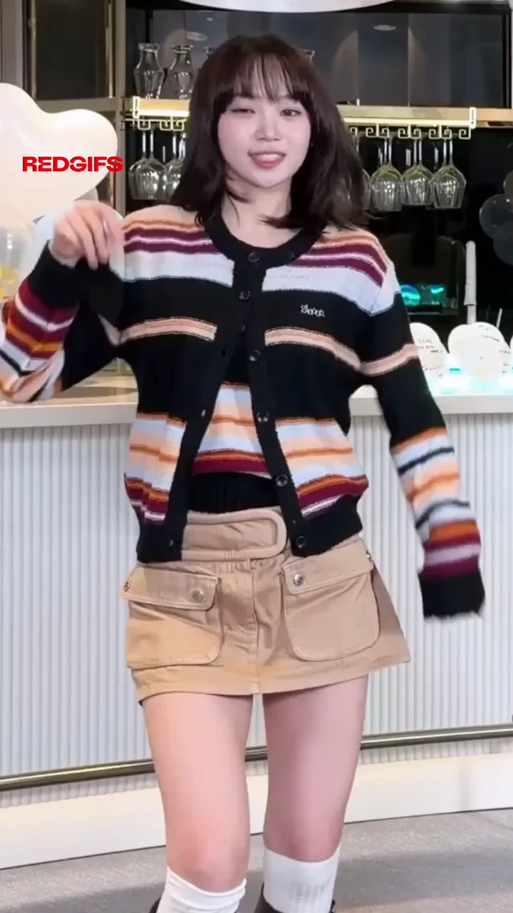 Chaewon from LE SSERAFIM Shakes Her Juicy Big Ass in Tiny Skirt