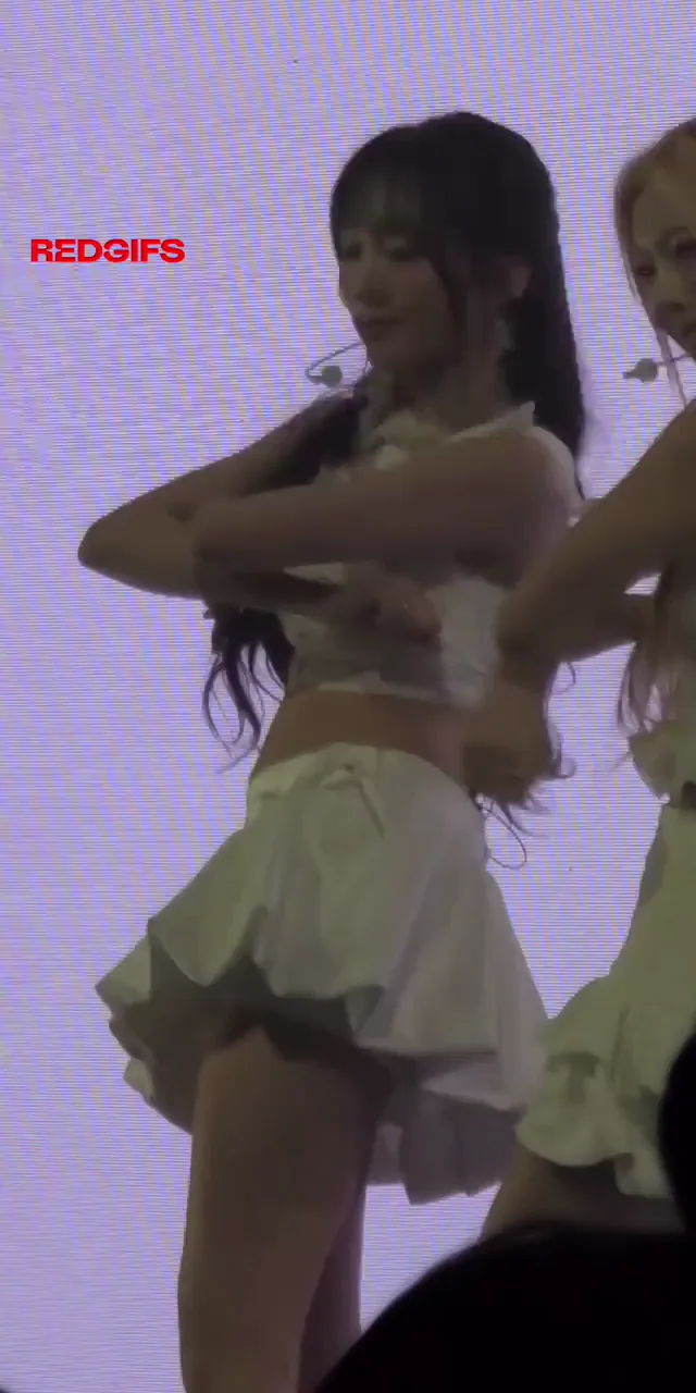 🔥 Shion from tripleS Teasing in Tiny Skirt 😍 Kpop Fap Fuel