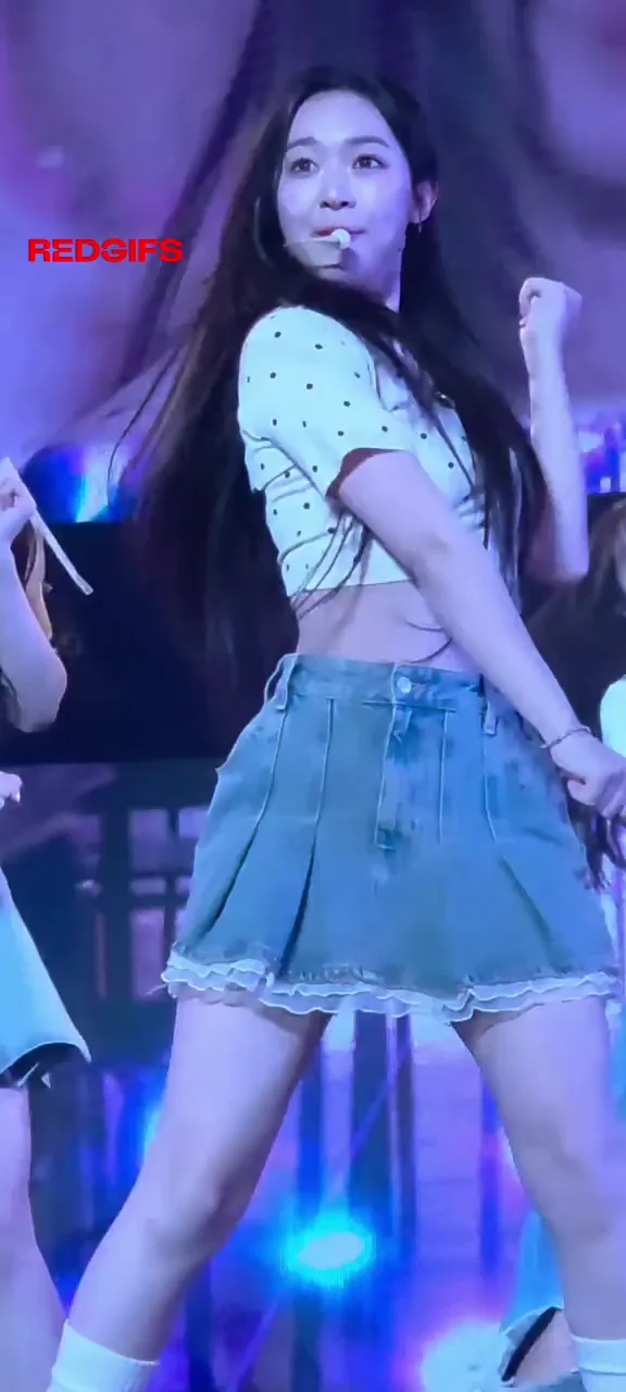TripleS Soomin's Slutty Stage Tease: Korean Idol Skirt Flip Fap Fuel