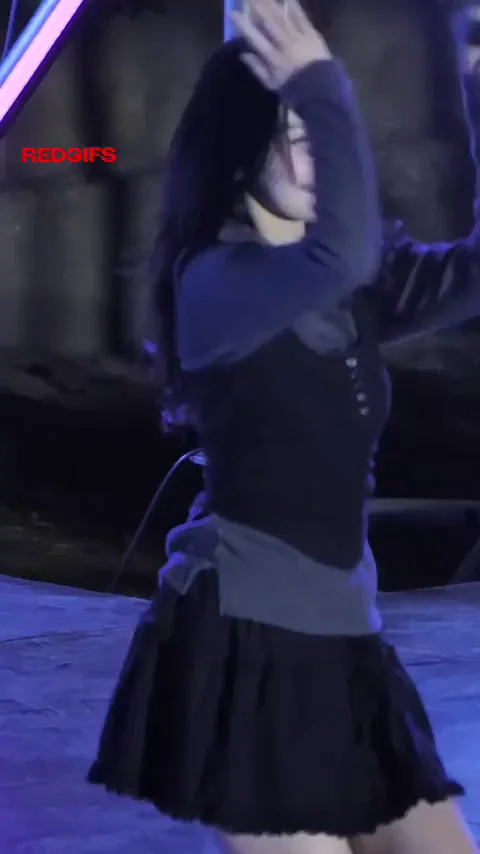Jiheon from fromis_9 Shaking That Juicy Kpop Ass