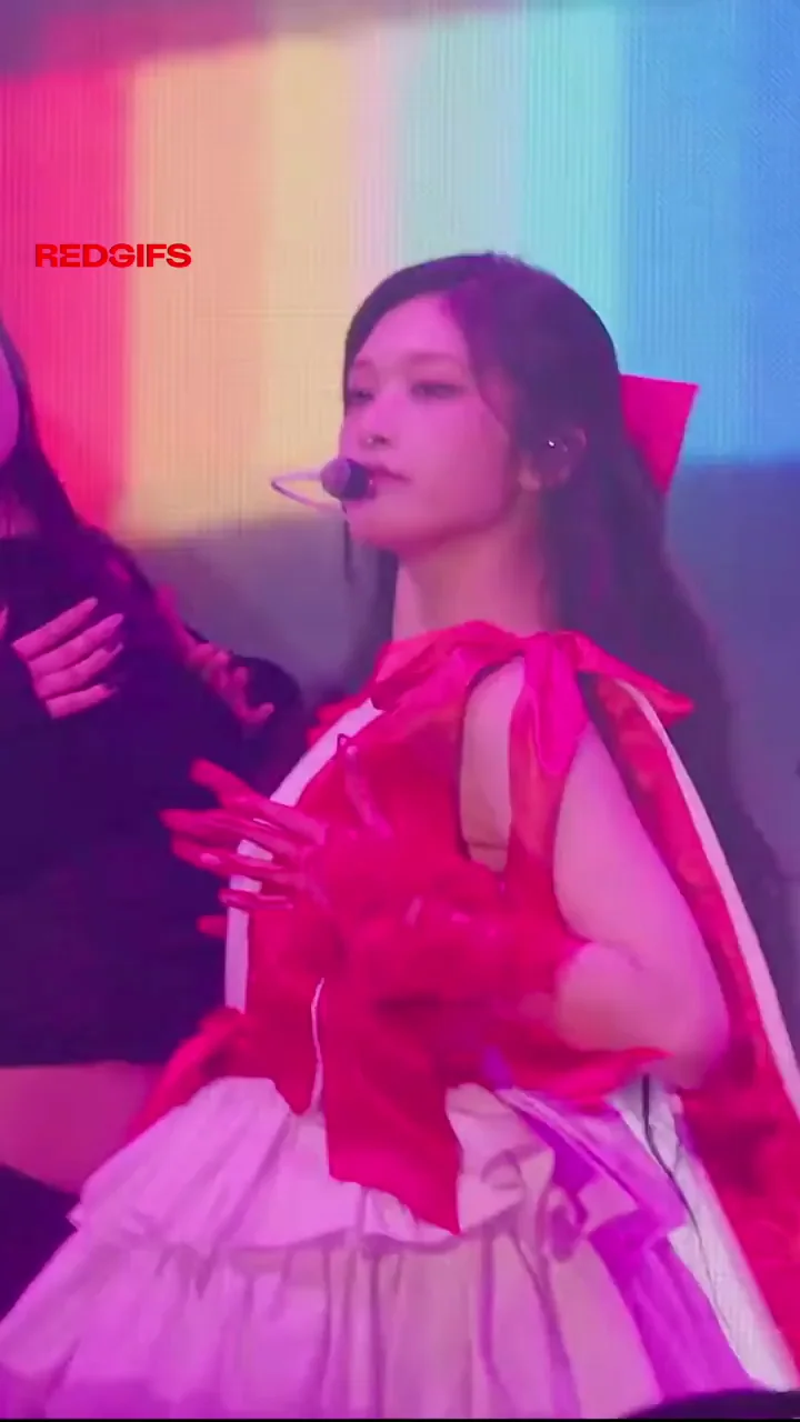 🔥 Leeseo from IVE Teasing in Red Slutty Dress & Tight Ripped Pants 💦