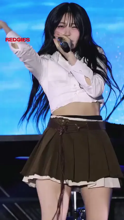 Jiheon from fromis_9 Teases with Skirt Flips & Cute Ass 🍑🔥