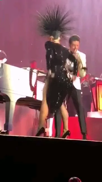 Lady Gaga flashes her ass