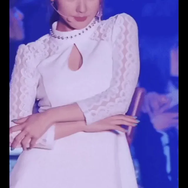 😍 (G)I-DLE Miyeon Teasing Massive Cleavage 💦