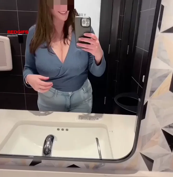 💋 Married MILF's Massive Tit Tease Nudes 🔥