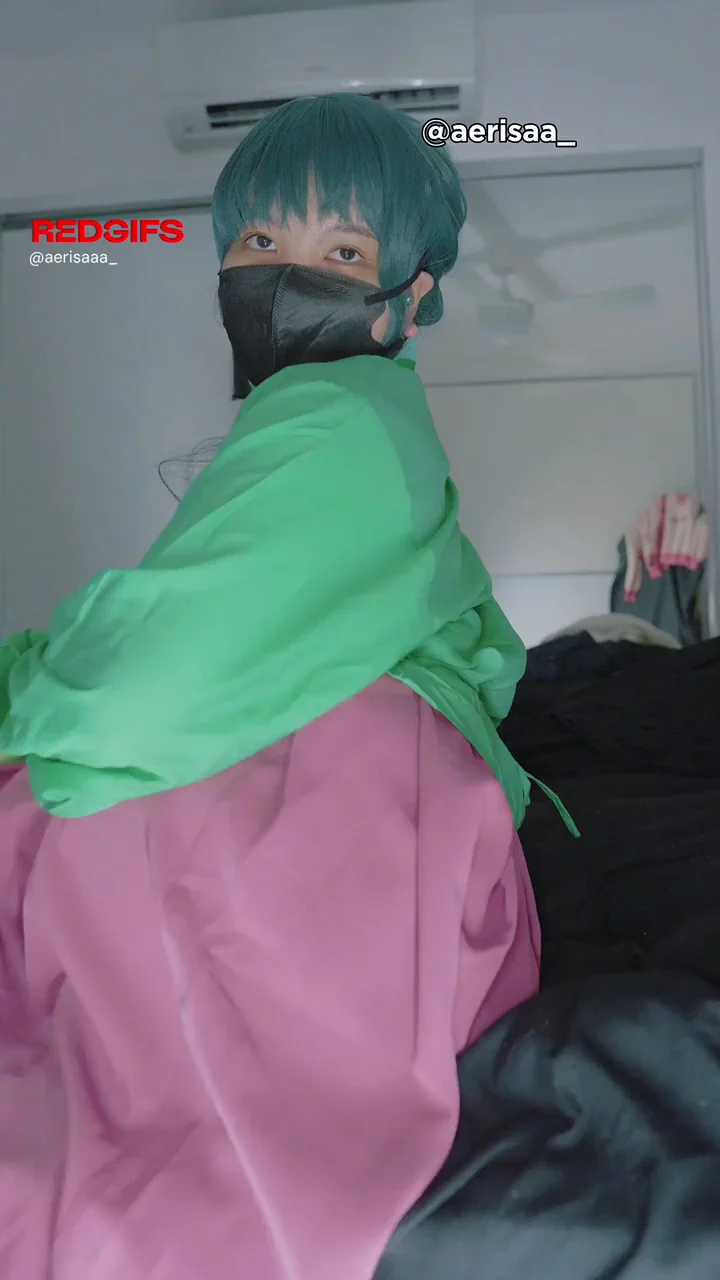 Maomao's Teasing Cosplay Reveal: Slutty Apothecary Draped in Green & Pink
