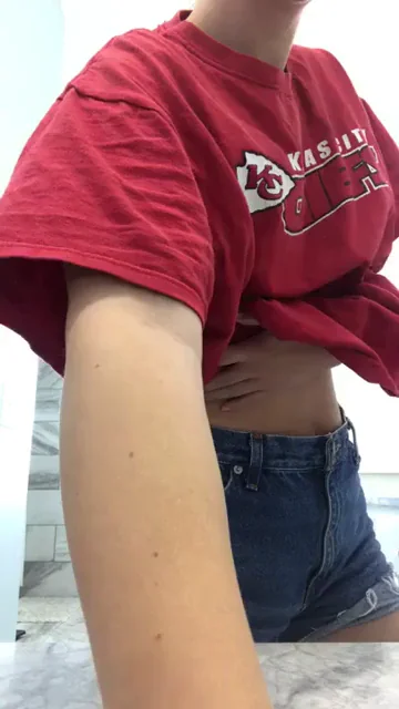 🔥 Leaked Slut Teases Her Juicy Ass in Red Tee & Tiny Shorts 💦