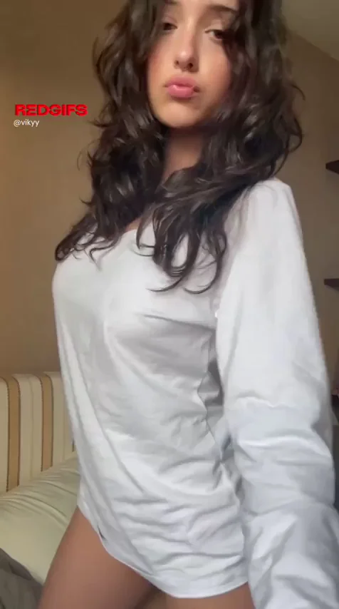 Busty Petite Cutie Strips Naked & Teases Tits 😍🍒