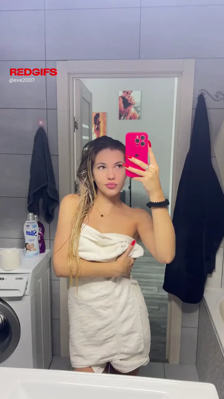 Naked Slut Drops the Towel 😈🧖‍♀️