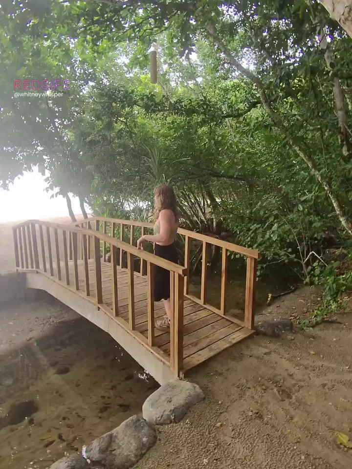 Paradise Peek: Curvy Exhibitionist Teases on Tropical Bridge