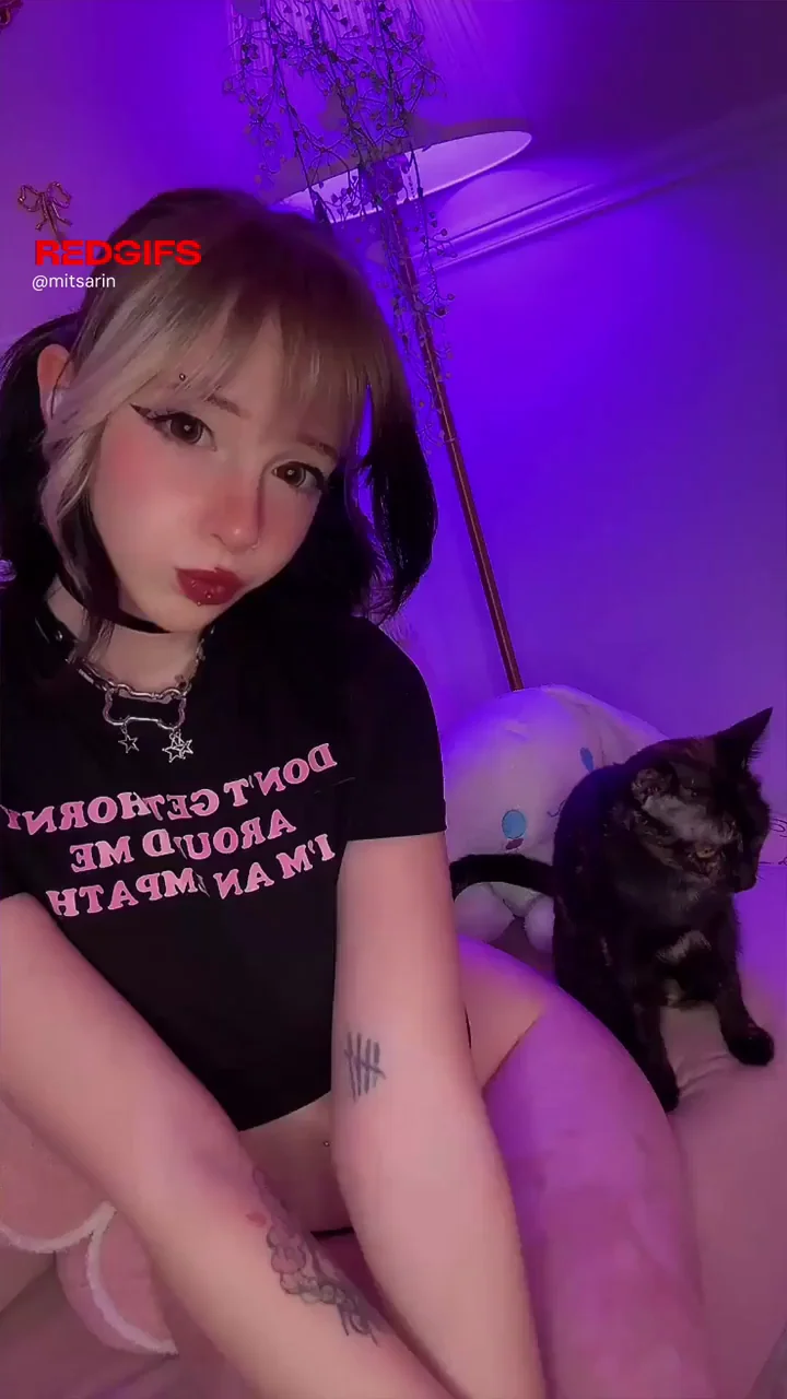 don't get distracted by my pussy ;)