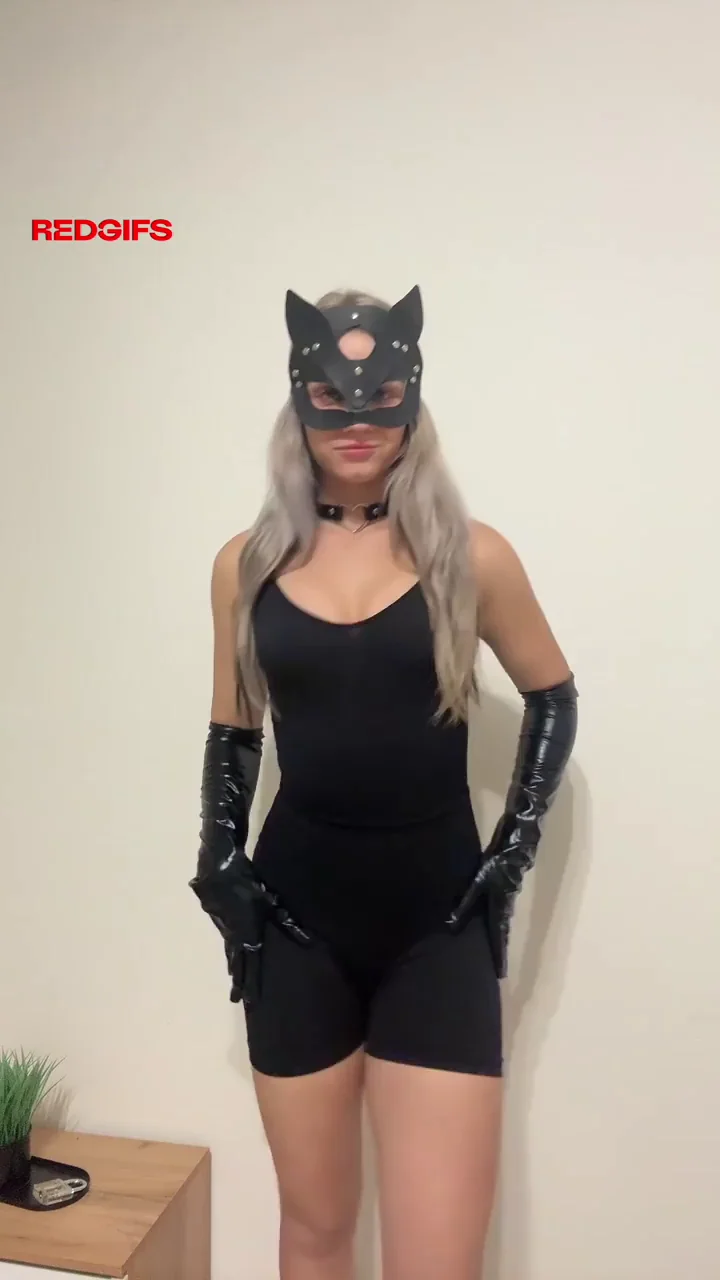 Hot Cat Babe Teases in Shiny Latex Costume