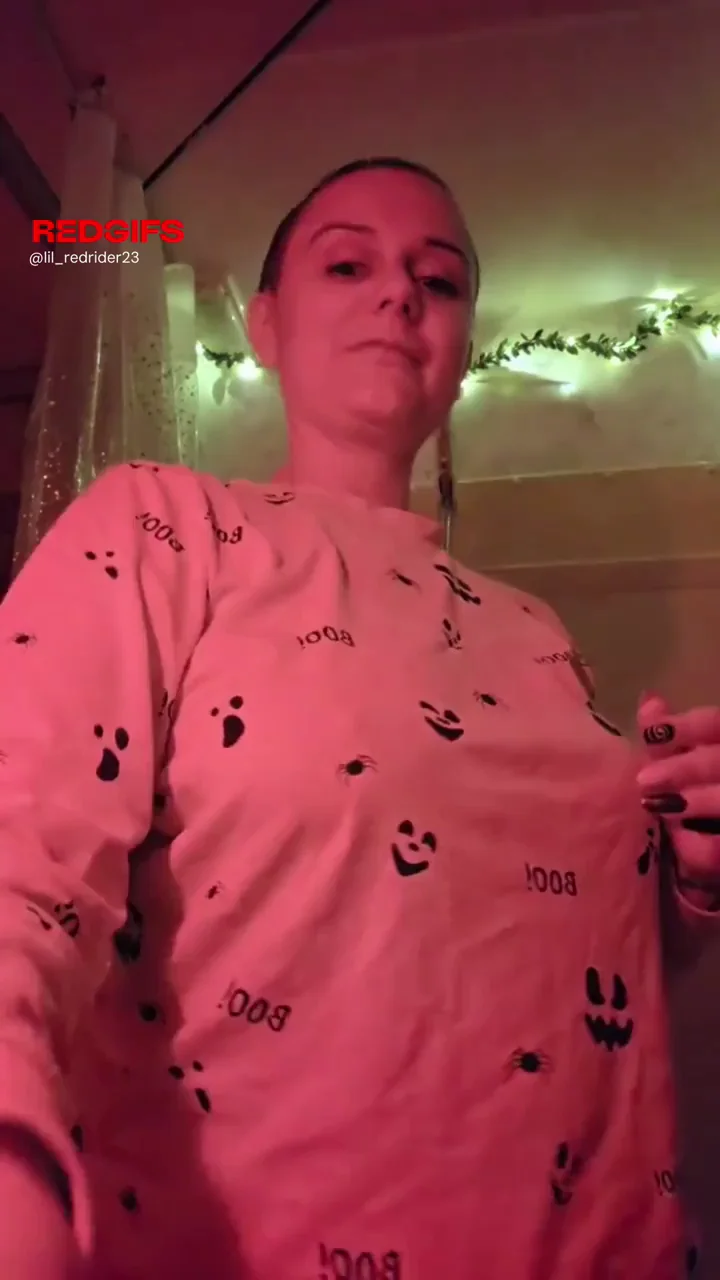 A red light titty reveal for your Tuesday!