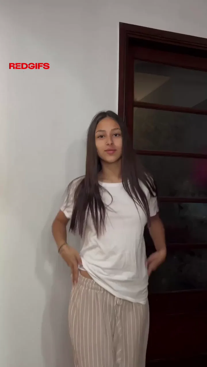 Amateur Hottie Drops Her Massive Tits in Epic Reveal