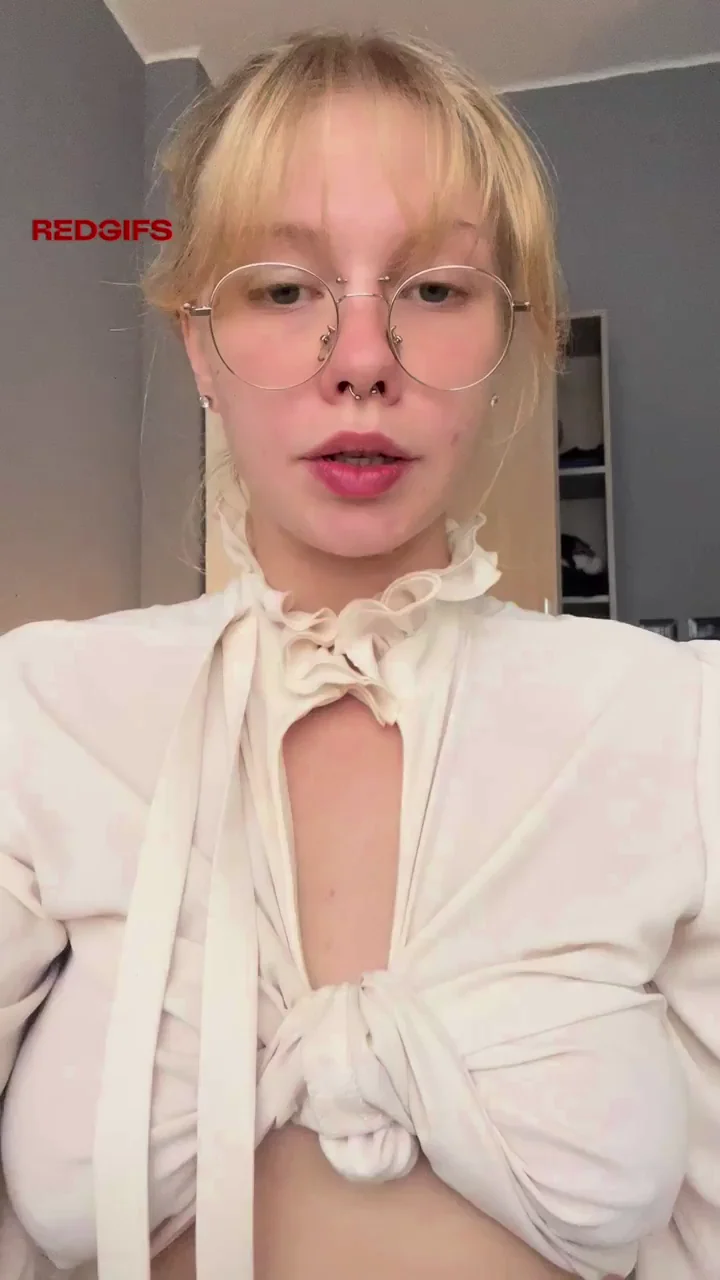 Pretty girl with glasses [reveal]