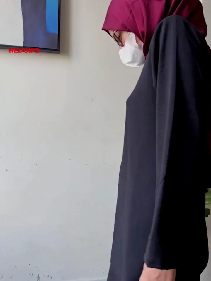 Two piece abayas make it easier to reveal