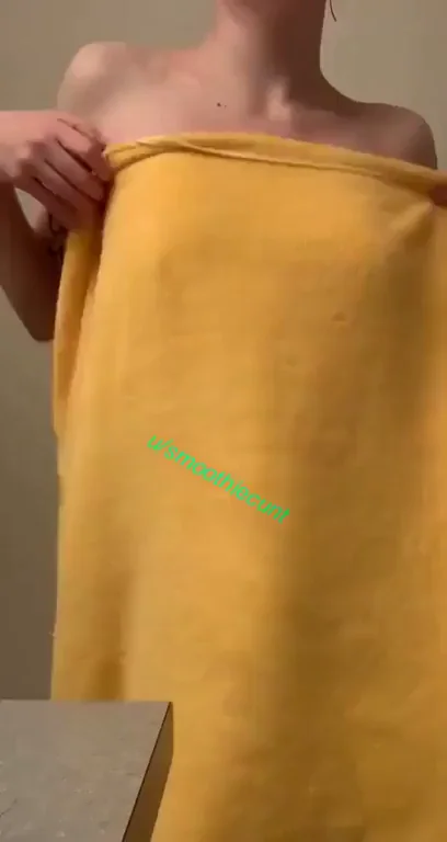 Verified Slut Drops Towel and Flaunts Her Nude Body