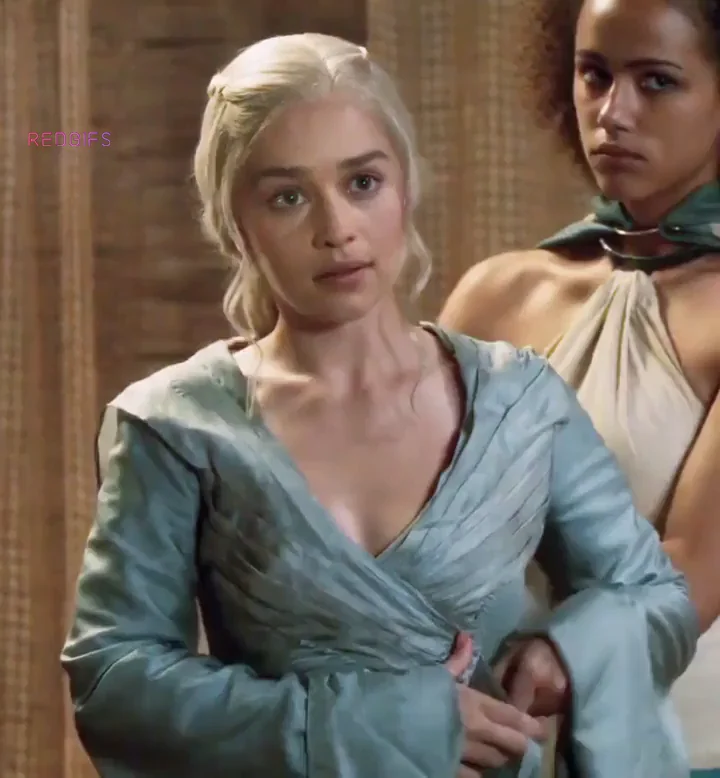 Emilia Clarke's Juicy Big Ass Tease in Game of Thrones 🍑🔥
