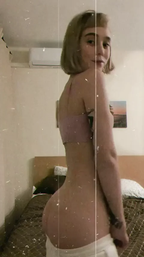 Petite TikTok Slut Flirts Hard with Her Juicy Bubble Butt 😏🍑