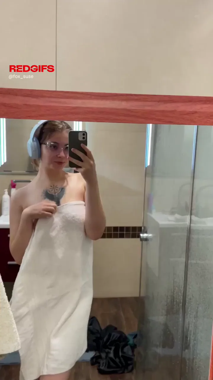 Oops! Towel Slip Reveals Juicy Big Tits & Ass 😏💦