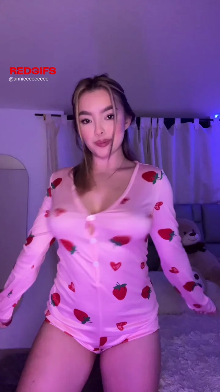 Thick Strawberry Slut Teasing Her Juicy Curves 😘🍓🔥