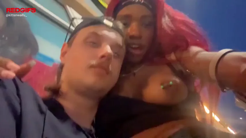 Getting fingered in public🤭