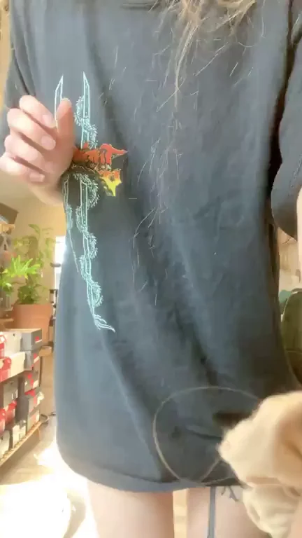 this is what's under those baggy tee shirts