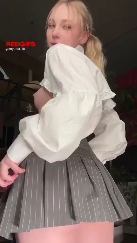 Skirt Flip Wins Hearts: Schoolgirl Panties Tease 💋🍑