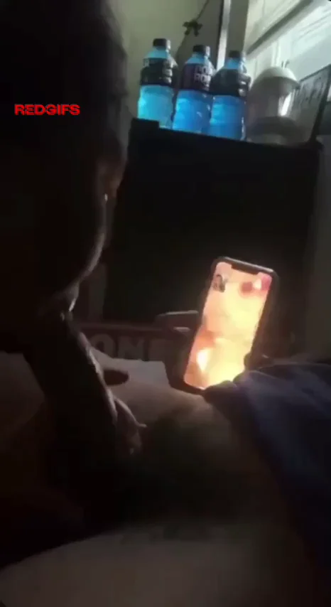 Eating dick on the phone 📱