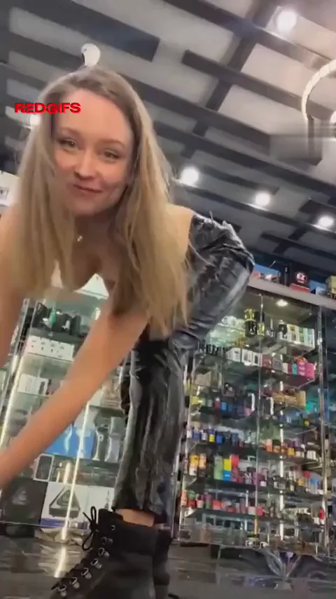 Blonde Slut's Killer Public Nude Customer Magnet 😈🍑💦